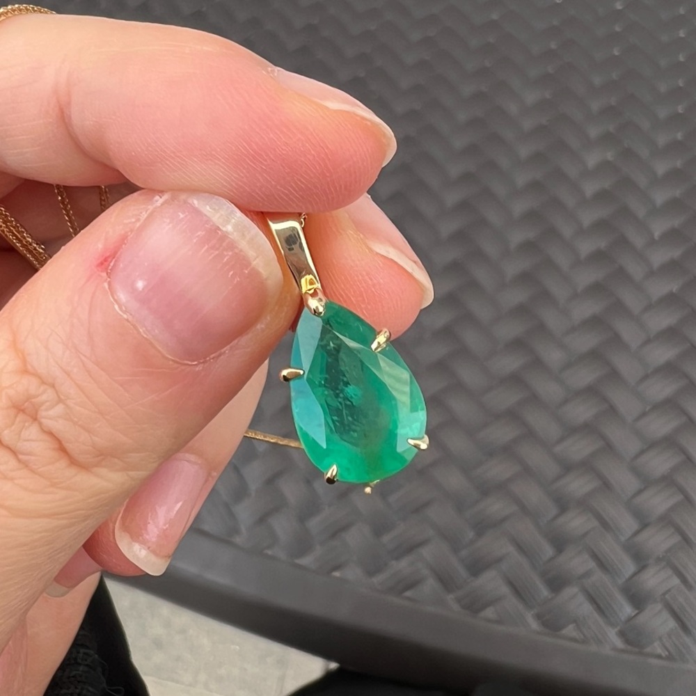 Certified Emerald pendant in 14 karat yellow gold